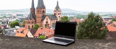 Laptop vor der Stadt Gelnhausen